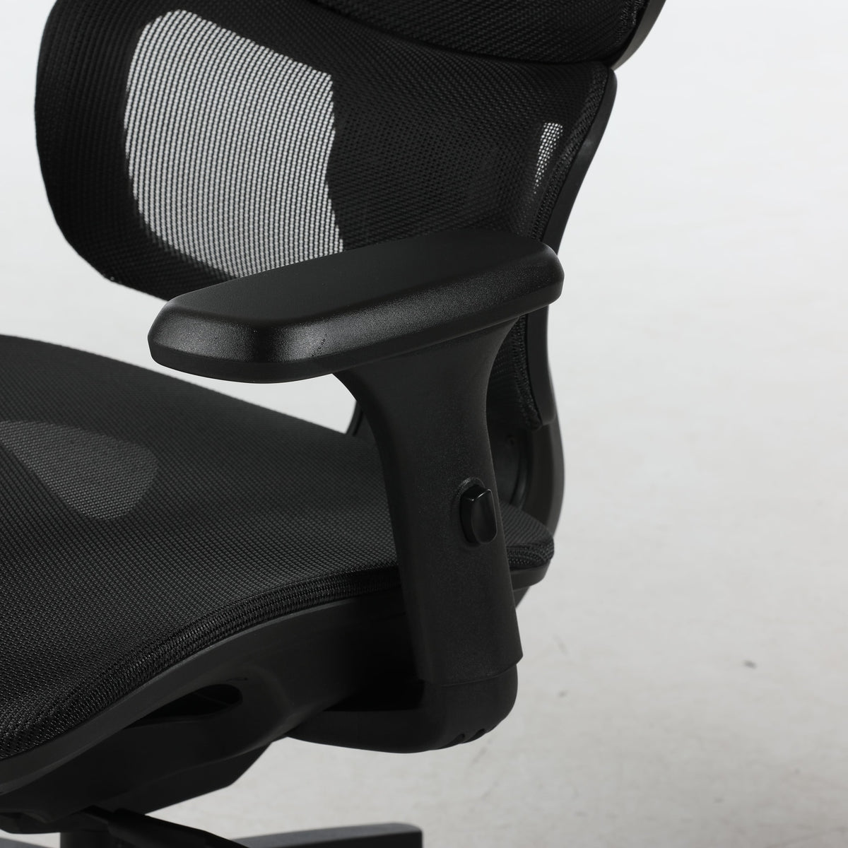 SILAS office chair, close-up of the 3D armrest